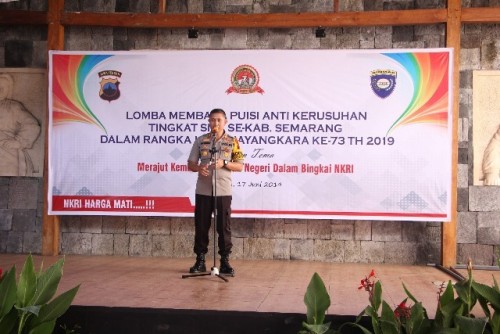 Kapolres Semarang AKBP Adi Sumirat saat membuka acara  Lomba Membaca Puisi Anti Kerusuhan Tingkat SMA Se Kabupaten Semarang 